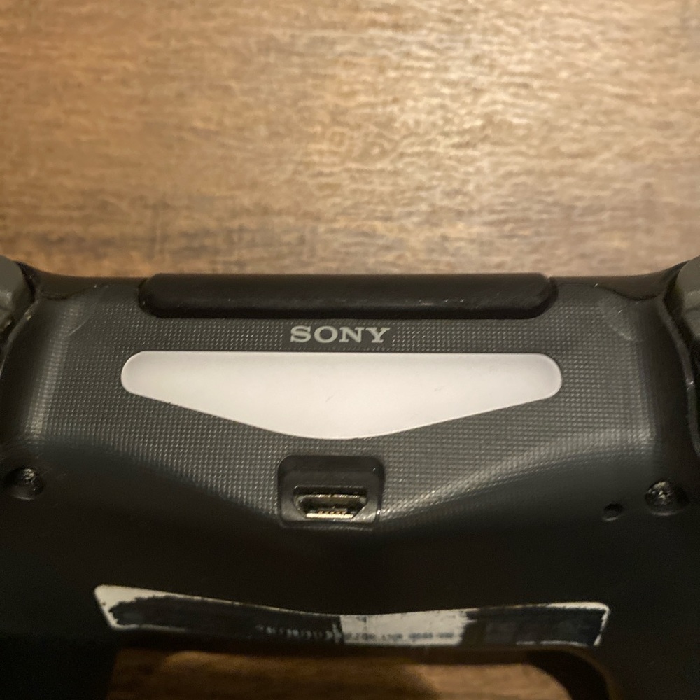 PS4 Wireless Controller - Picture 2 of 4